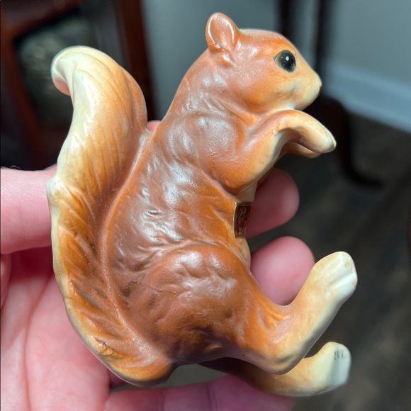 Adorable Vintage Handpainted Ceramic Porcelain Squirrel Planter Pot Hanger - Picture 10 of 12